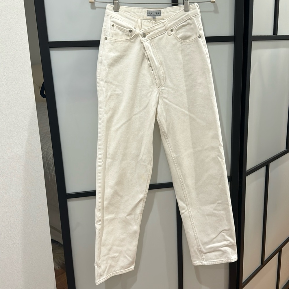 High-rise white boyfriend jeans from Salisa in size S.
